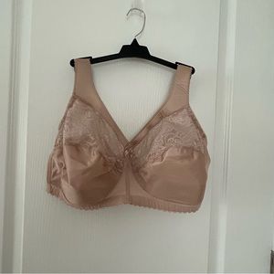 Glamorise  Lace Beige Bra 42F Comfort Strap NWOT Sexy Feminine